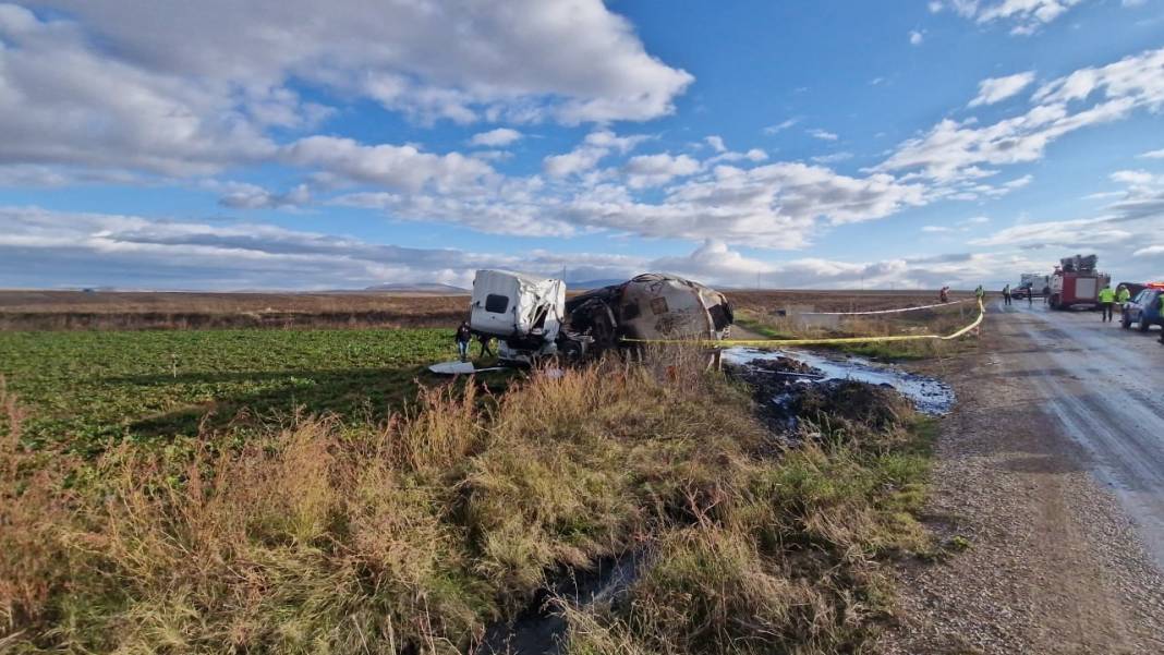 Çorum'da tarım işçilerini taşıyan minibüsle zift yüklü tanker çarpıştı: 1 ölü 18 yaralı 9